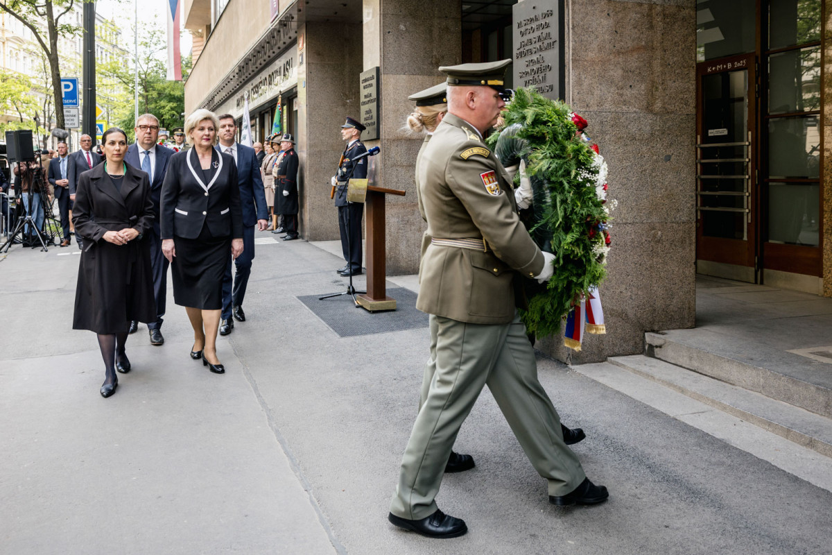 Politici i zástupci armády a policie si u Rozhlasu připomněli začátek Pražského povstání