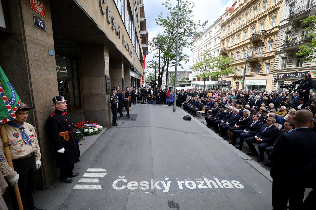 Politici i zástupci armády a policie si u Rozhlasu připomněli začátek Pražského povstání