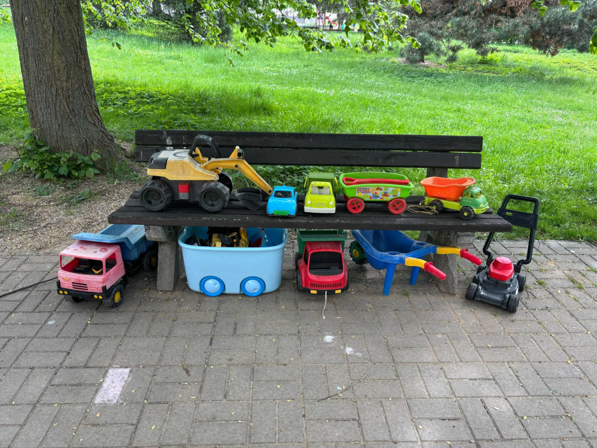 Z dětského hřiště zmizely o víkendu hračky. Nyní je jich tam více než dříve. Foto: Se svolením Elišky Pešové