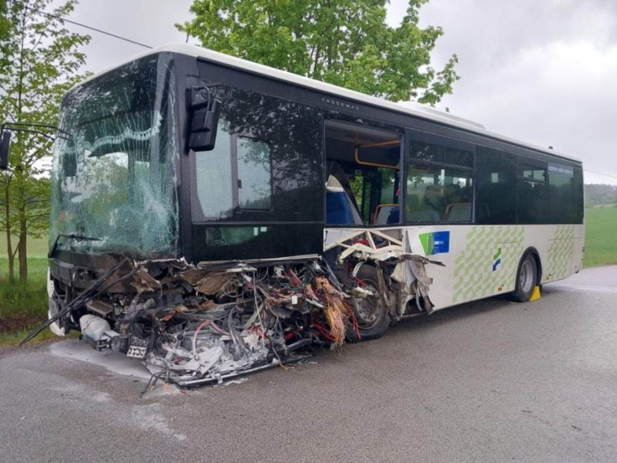 Na Jihlavsku boural náklaďák a autobus. Jeden řidič skončil v péči lékařů