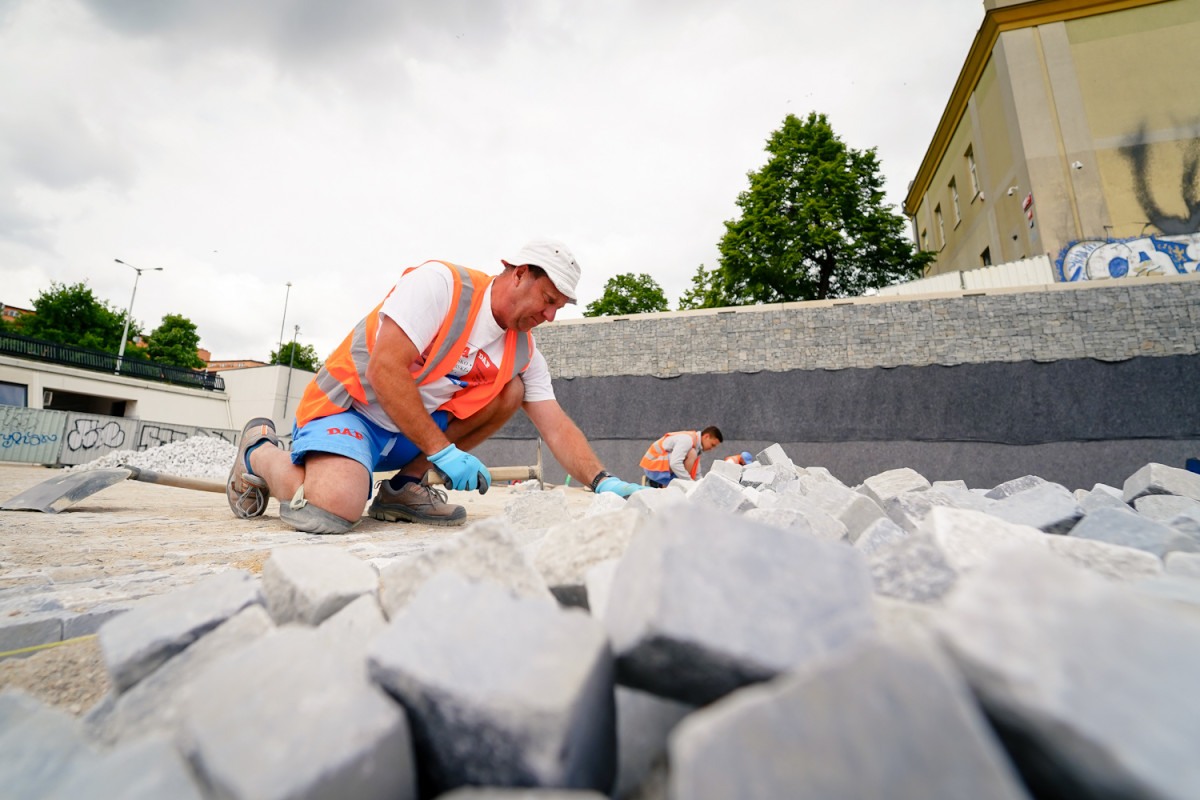 FOTOGALERIE: Trať mezi Bubny a Výstavištěm bude v provozu v srpnu, stanice dokončují