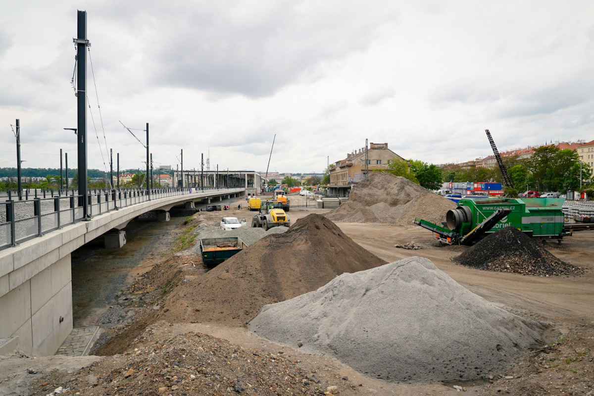 FOTOGALERIE: Trať mezi Bubny a Výstavištěm bude v provozu v srpnu, stanice dokončují