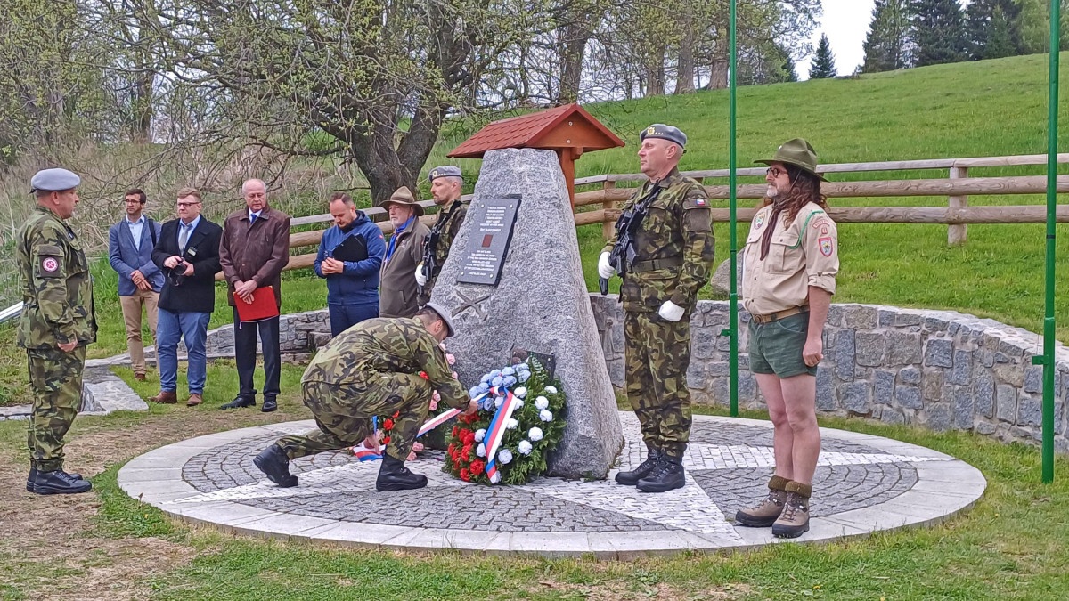 Pietní akt u památníku ve Zhůří 5. května 2025