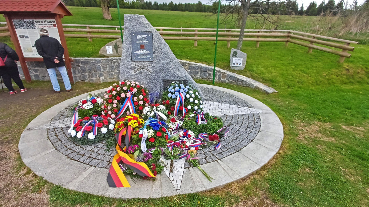 Pietní akt u památníku ve Zhůří 5. května 2025