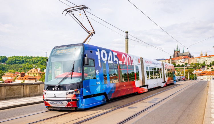 Ulicemi Prahy jezdí speciálně vyzdobená tramvaj, připomíná výročí Pražského povstání