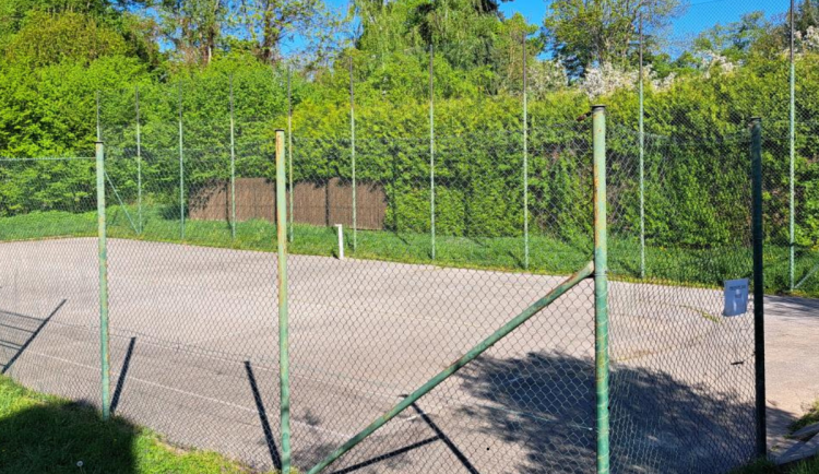 Ve Dvoře Králové startuje oprava 40 let starého hřiště ve Slunečné ulici