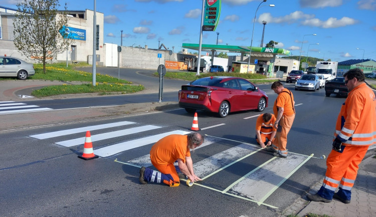 Silničáři zahájili obnovu plošného dopravního značení na silnicích II. a III. třídy