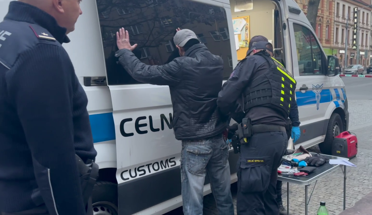 Policisté provedli zátah na Andělu a Karlově náměstí, zadrželi devět cizinců