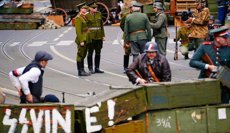 FOTOGALERIE: Tanky i plamenomety. Do ulic Prahy se v rekonstrukci vrátily boje z konce války