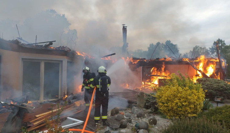 Na Českobudějovicku hořel rodinný dům. Škoda je kolem 10 milionů korun