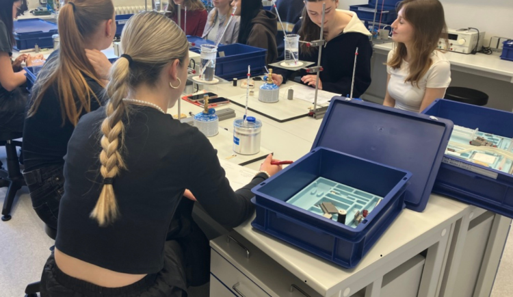 Gymnázium ve Dvoře Králové rozšířilo svou fyzikální laboratoř