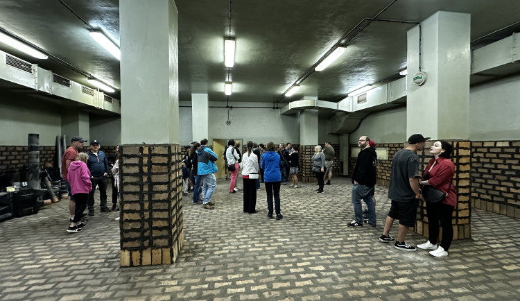 Obří tajemnou budovu mohli lidé po desítkách let poprvé prozkoumat i zevnitř