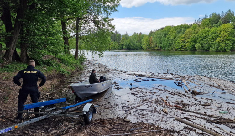 Na přehradě Les Království proběhla kontrola rybářů. Policie vyjela i s člunem