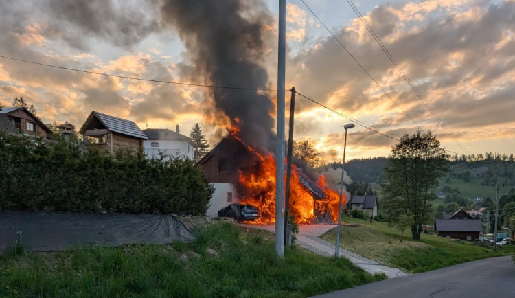 Požár domu a auta na Semilsku. Škoda je šest milionů, jeden člověk se nadýchal kouře
