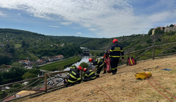Neopatrná turistka se ve Znojmě zřítila z hradeb. Vyprostit ji museli lezci