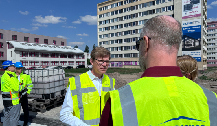 OBRAZEM: Na hradecké Miletě dělá 30 dělníků každý den. Ministr Kupka pochválil dopravu
