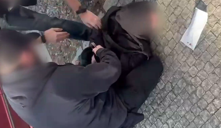 Cizinec se vydával za policistu, muže obral o půl milionu