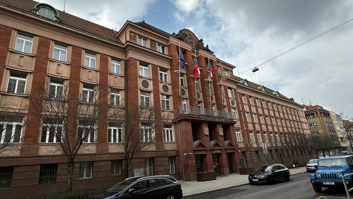 Kriminalisté zasahují na plzeňském hejtmanství, zadrželi dva podezřelé