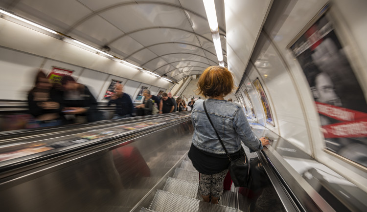 Seniorka se ztratila manželovi v metru, po několika hodinách ji našli o pět stanic dál