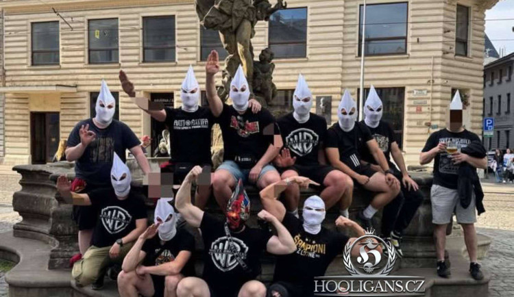 Sparťanští fanoušci zvedali pravice v Olomouci, hledá je policie