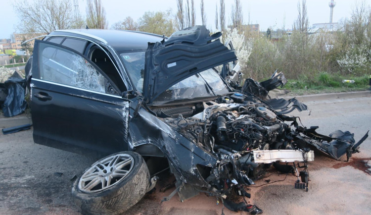 Zdrogovaný řidič prorazil ve vysoké rychlosti svodidla. Policisté hledají svědky