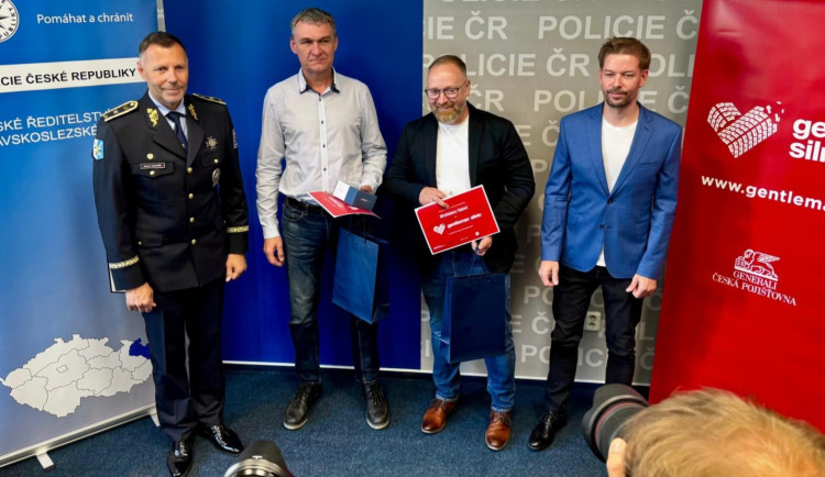 Dva muži vytáhli dívku z auta, které se potopilo v řece. Získali ocenění Gentleman silnic