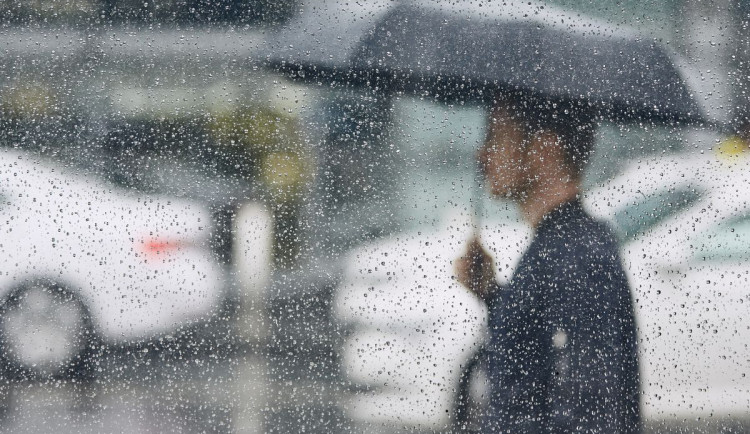 Na víkend se budou hodit deštníky. V Krkonoších může dokonce sněžit