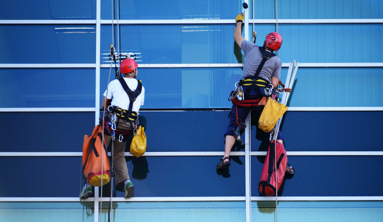 Dům jako ze škatulky, to je mytí oken, čištění fasád i péče o střechy