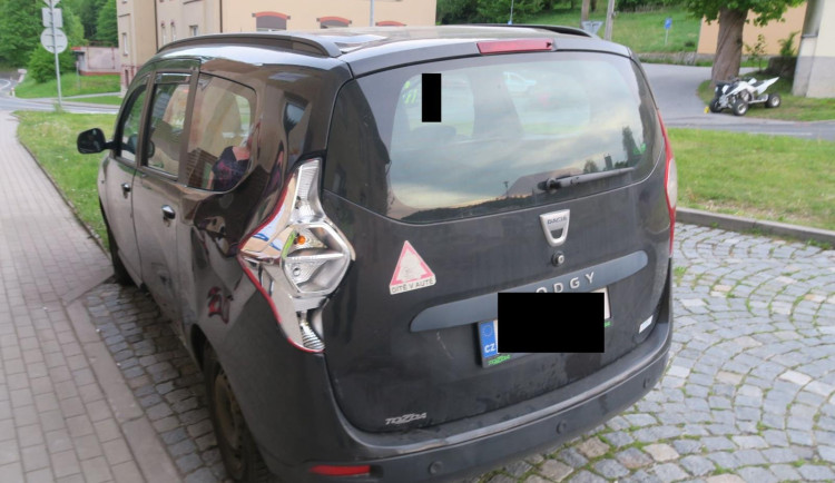 Srážka auta s čtyřkolkou v Tanvaldu. Řidička nedala přednost