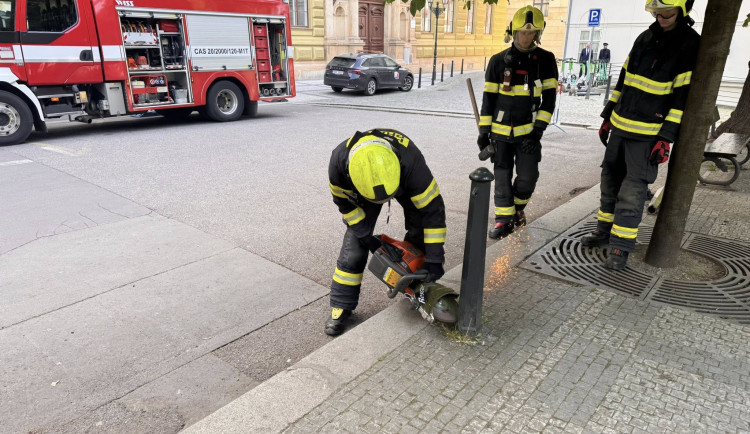 Hasiči řešili v Praze 1 sloupky jako překážku, v případě nutnosti je odstraní násilně
