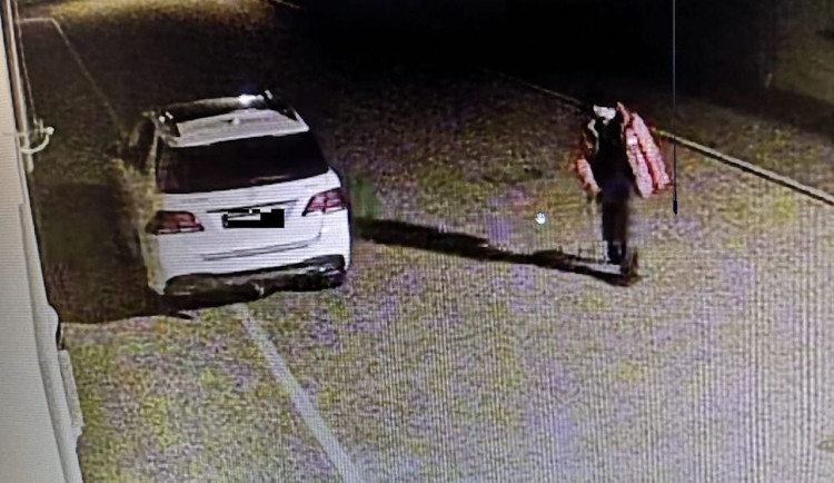 Drzý zloděj odjel z garáže na horském kole a přepravkou plnou piva