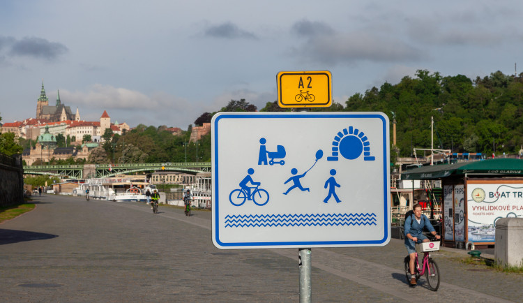 Na náplavkách jsou nové cedule, mají uklidnit vztahy mezi cyklisty a chodci