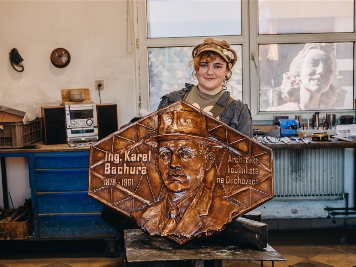 Ke sto letům koupaliště Dachova u Hořic vznikl bronzový reliéf od mladé umělkyně