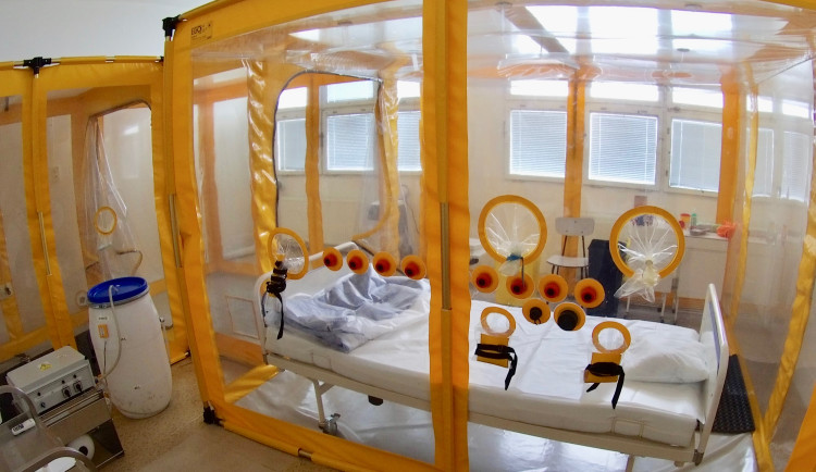 Američanovi, který je hospitalizován na Bulovce, krvácivou horečku nezjistili