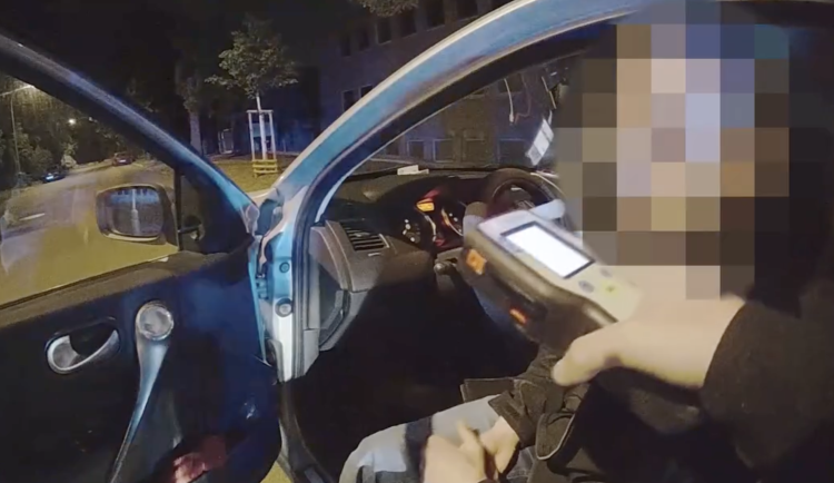 VIDEO: Muž v Praze řídil tak opilý, že nezvládal ani dechovou zkoušku