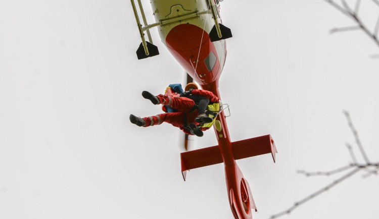 Motorkář narazil do stromu, záchranáři ho museli vyprostit za pomoci vrtulníku