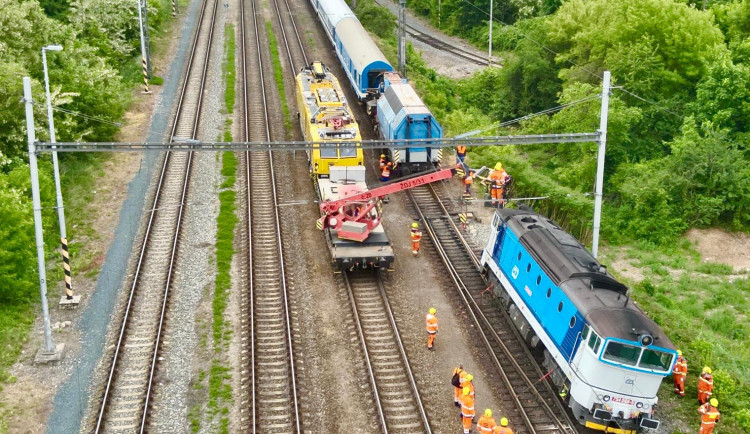 V Heršpicích vykolejila lokomotiva. Železničáři povolali na pomoc speciální jeřáb
