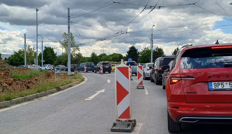 Další kolaps na opravované křižovatce u Makra. Motoristé v kolonách stáli přes hodinu
