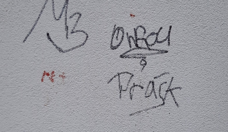 Podnapilý muž maloval na fasádu obchodu. Hrozí mu vězení