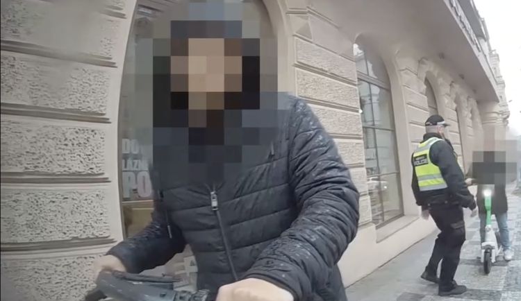 VIDEO: Další zátah na koloběžkáře. Strážníci je načapali u šesti set přestupků