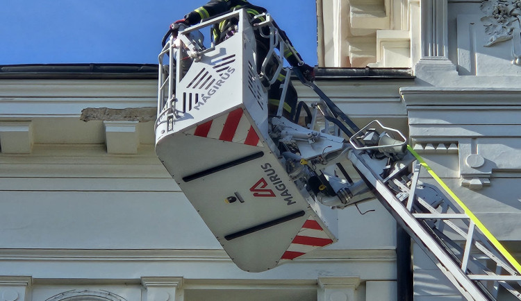 Další uvolněný kus římsy. U domu v Lazarské, kde zemřel člověk, opět zasahovali hasiči