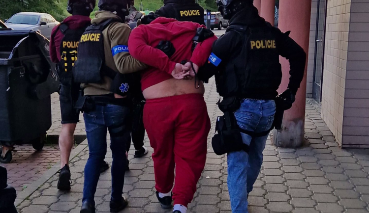 Parta mladých nutila nezletilé dívky k prostituci. Bili je a vyhrožovali