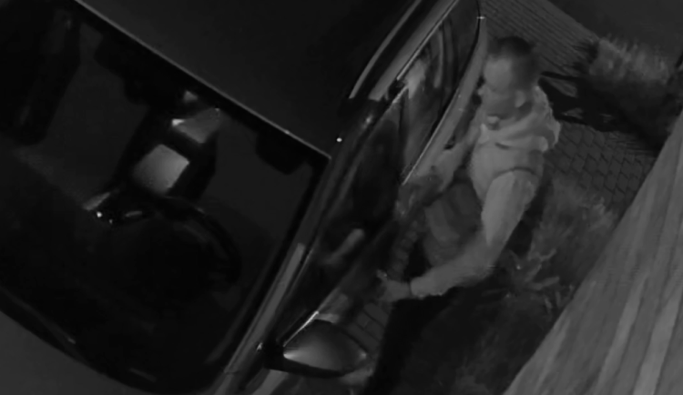 Zloděj ukradl z auta pistoli i s náboji. Pátrá po něm policie, může být nebezpečný