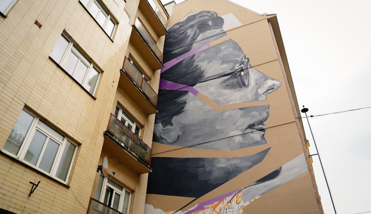 FOTOGALERIE: V Holešovicích vzniká nový mural, připomene Miladu Horákovou