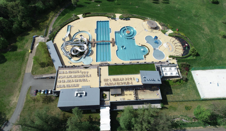 Koupaliště v hradeckém kraji chystají sezónu. Některé plovárny zdraží