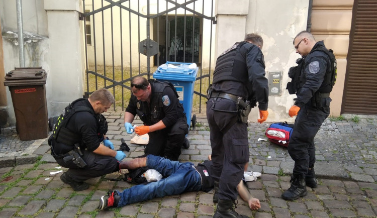 Muž se žloutenkou a HIV krvácel na ulici z rány po stříkačce, pomohli mu strážníci