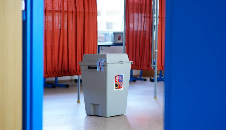 ANO zůstává nejsilnější, Motoristé zaznamenali obrovský pokles pod 3%