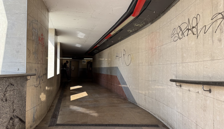 Zápach, špína, nebezpečné osoby. Lidé si stěžují na prostředí stanic metra v Praze 8