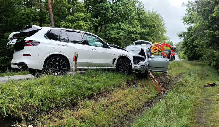 Nehodu u Kardašovy Řečice způsobil řidič se zákazem řízení, zranilo se šest lidí