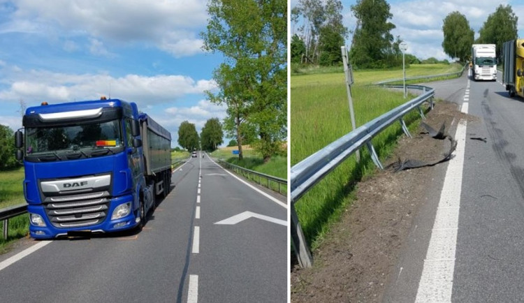 Na nákladním autě praskla pneumatika, neovladatelný kolos zastavila svodidla